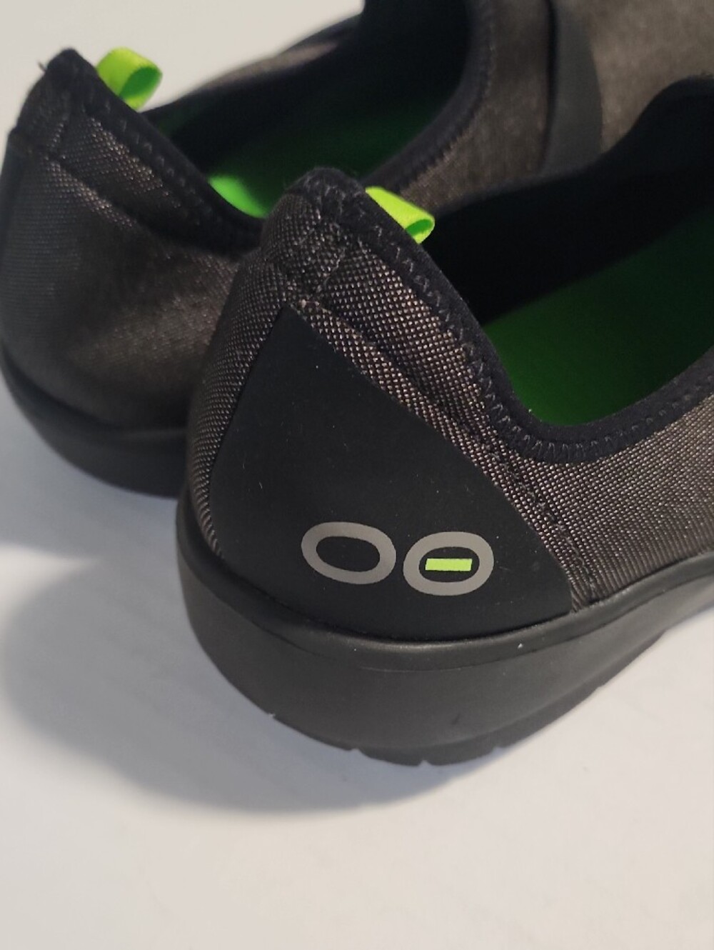 OOFOS Black Slip-On Clogs with Green Insole - Picture 2 of 10